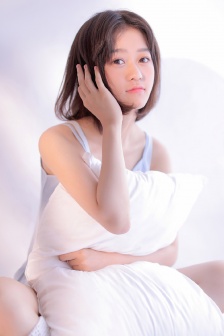 男人把女人抱到房间亲视频